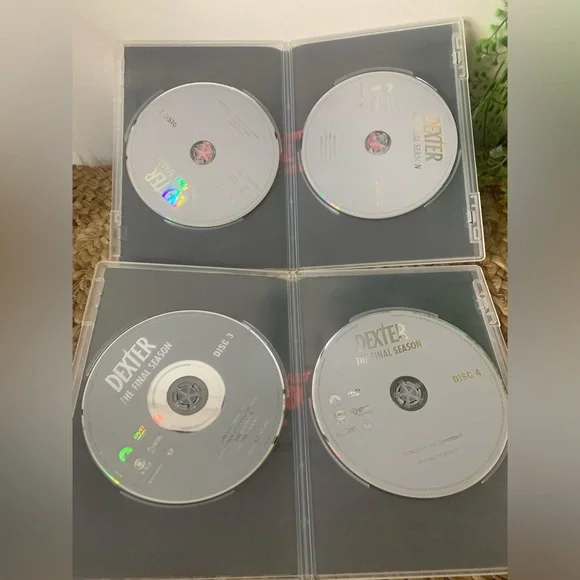 DEXTER- THE FINAL SEASON DVD Box Set. EUC - Picture 5 of 7